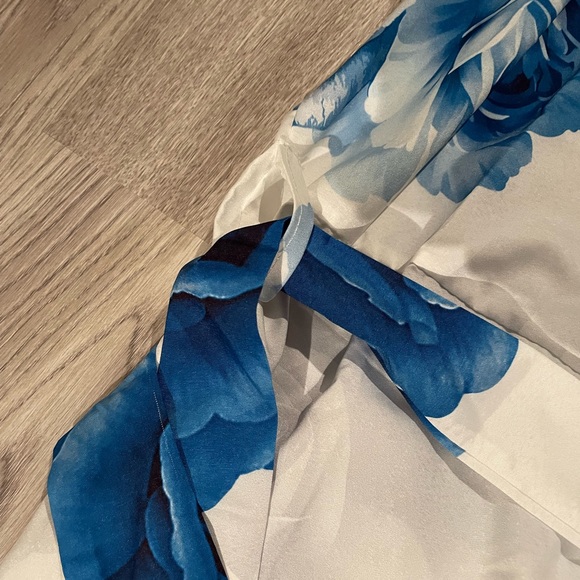 White summer short sleeve dress with blue floral print & matching material belt - Picture 3 of 4